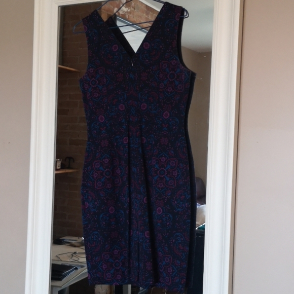 Beautiful form-fitting Banana Republic dress - Picture 2 of 3